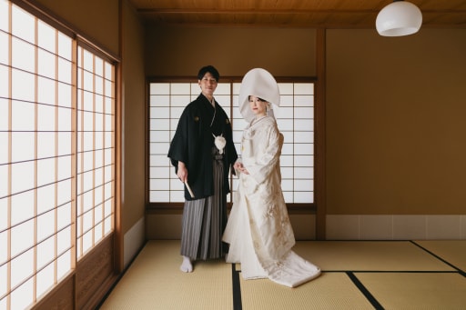 和室で着物をおろして