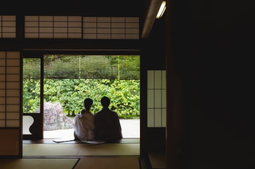 縁側に腰掛けて