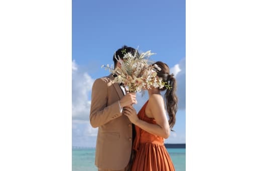 ブーケで顔をかくして