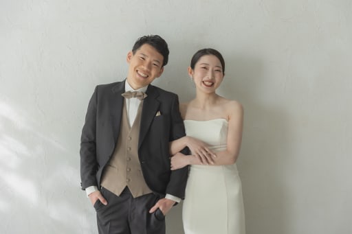 お二人腕を組んで、満面んの笑顔ですね♪かわいいお写真