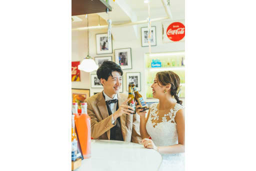 乾杯！お客さまご持参の小物で撮影も可能です！