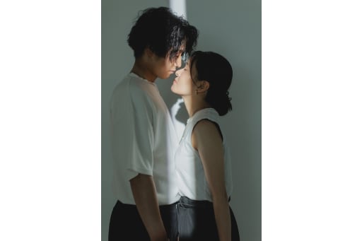 強い光と影で魅せる、ドラマチックな横顔