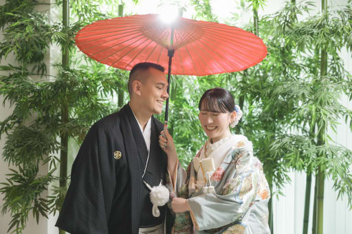 竹林と赤い和傘の下