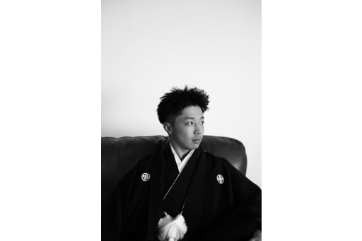 ソファに座ったまま渋めに新郎様ソロ