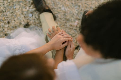 座り合ってる二人の手元は、、