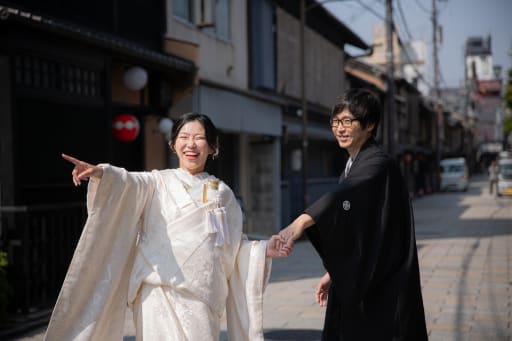 京都の街を楽しむお二人