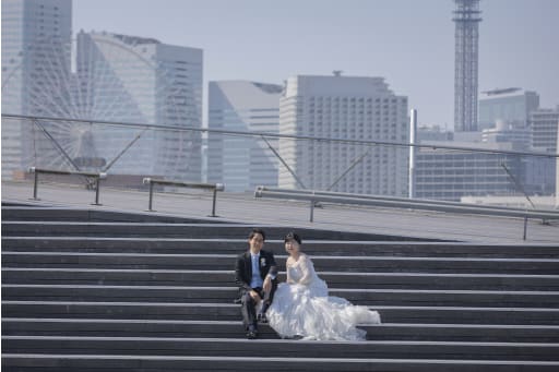 座っていただいたお写真ではみなとみらいを背景に
