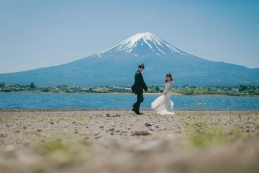 洋装と富士山ロケーション