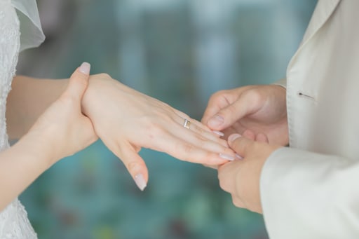 結婚証明書にサイン