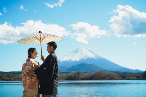 冬の富士山をバックに