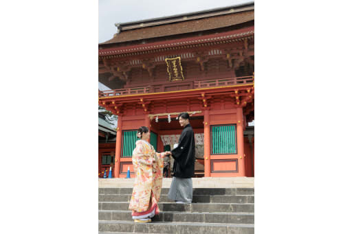 本殿の門前で