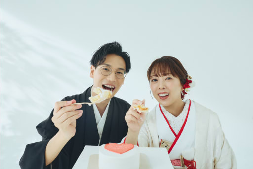 あ〜ん！ケーキを囲む、スイートな幸せ