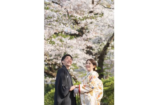 手を取り合って