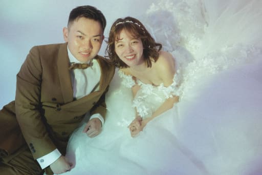 寝転がって笑顔で