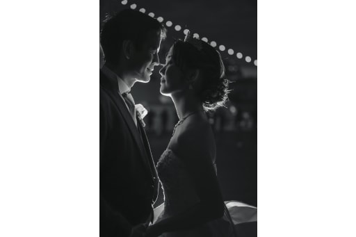 陽が沈み、背景に玉ボケが現れたので、おしゃれにモノクロシルエット♪