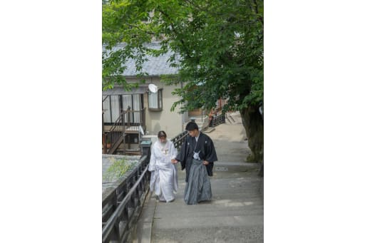 手を取り合って