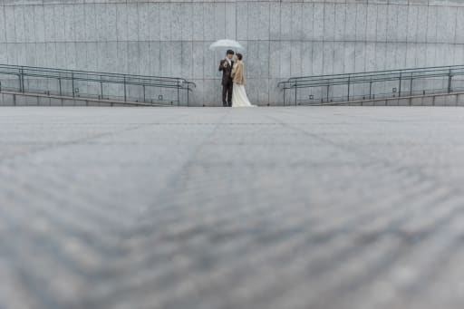 雨の中、傘をさす