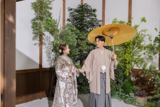 優しく手を引いて