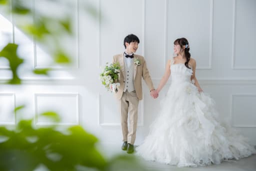 仲良く手を繋いで