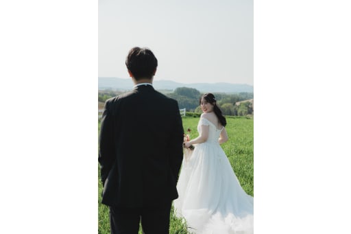 広大な芝生で歩きながら
