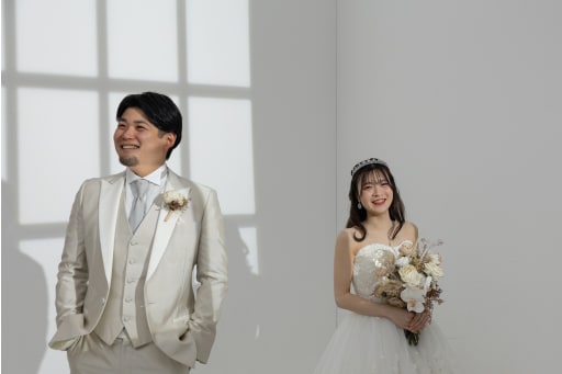 笑顔がとっても素敵なお二人！スタジオでは光を生かした撮影ができます！