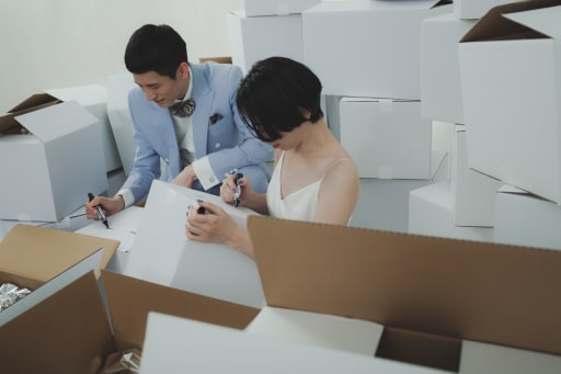 何やら段ボールに描いてるのは…