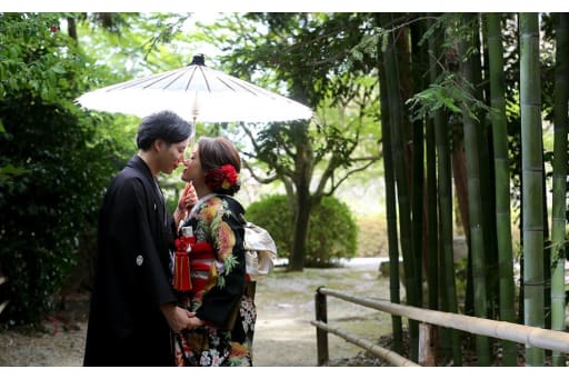 桜の頃、静かな寺院の中で