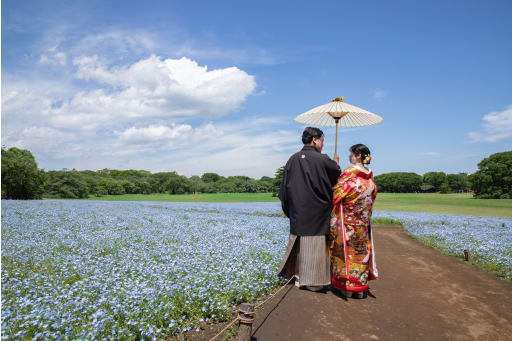 広いお花畑の中でお散歩している後姿も撮影させていただきました！！