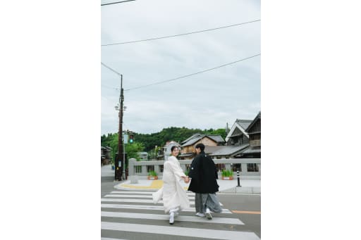 レトロな横断歩道を渡るバックショット
