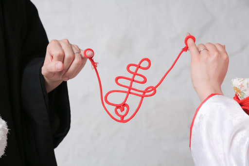 ここからはお持ち込みいただいた小物を使用して撮影していきました！こちらの写真はアルバムの表紙にしたら可愛いですねとお話ししながら撮影しました。