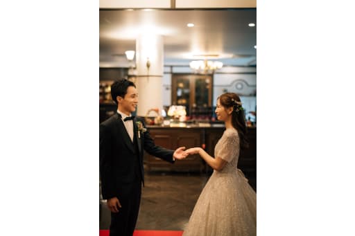 手を取り合う姿も