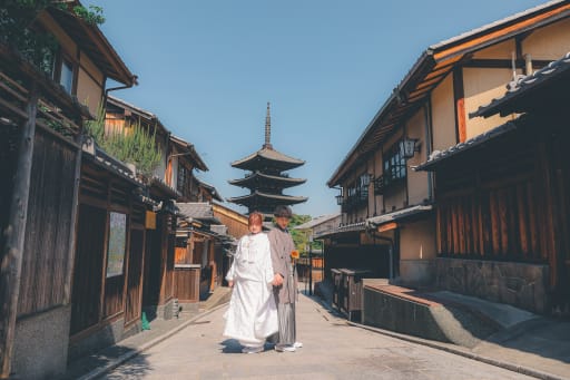 五重塔を背景に