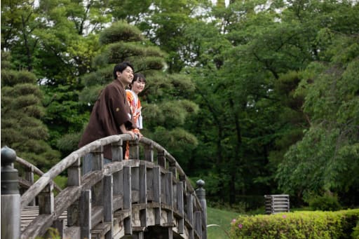 橋から何かを見るお二人