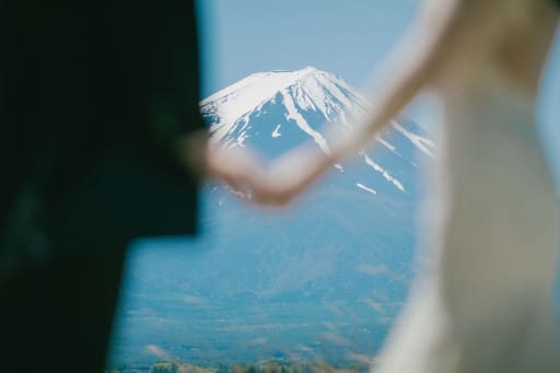 手繋ぎショットも