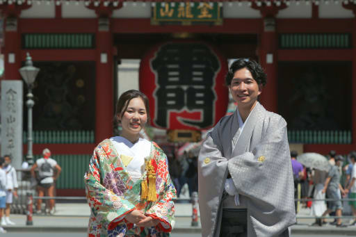 浅草と言ったらやはり雷門ですよね！雷門の前で迫力のあるお写真が撮れます！！