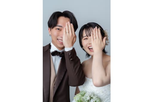 半顔見せて