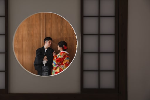 窓から２人をちょこんと