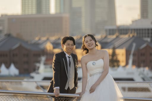 赤レンガ倉庫を背景に