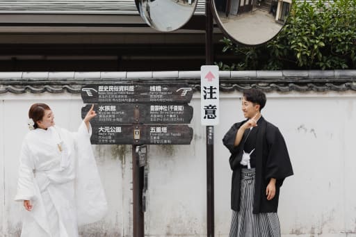 看板の前で