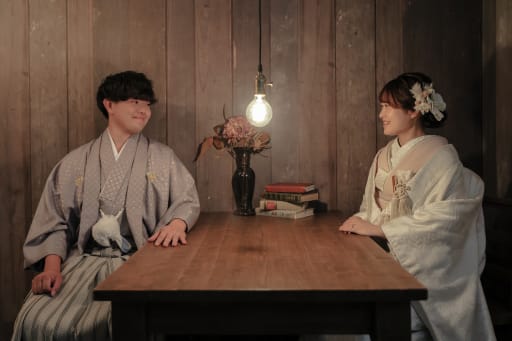 電球に照らされて。