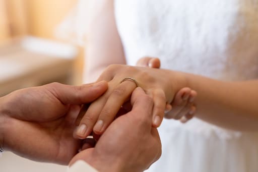 手元に輝く指輪