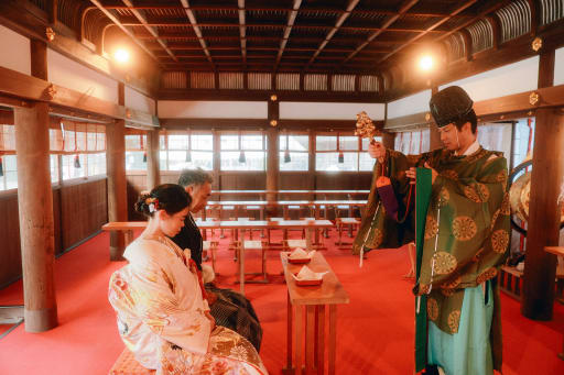 上賀茂神社では、御祈祷を受けることができます