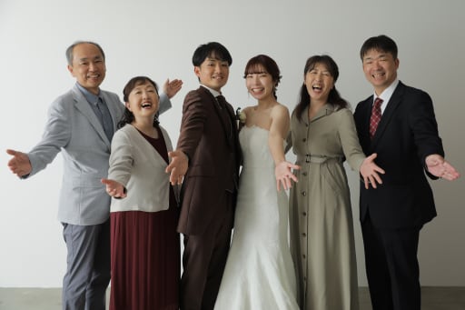 手を広げて…