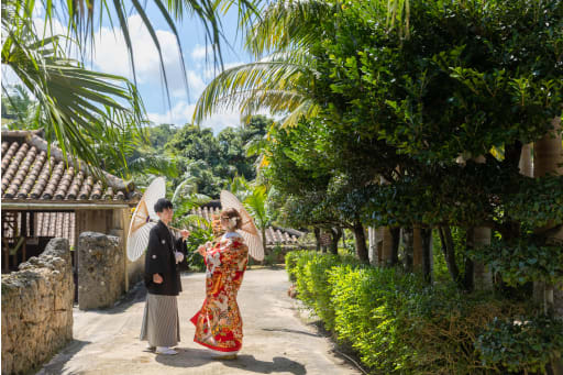 沖縄のロケーションで色打掛も白無垢も