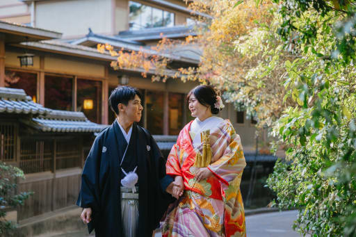 寄り添い歩む街角