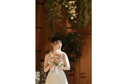 ブーケを抱くご新婦様