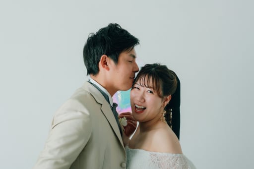 最後は、新婦様の嬉しそうな笑顔が印象的な可愛らしいショットで締めくくりました。
