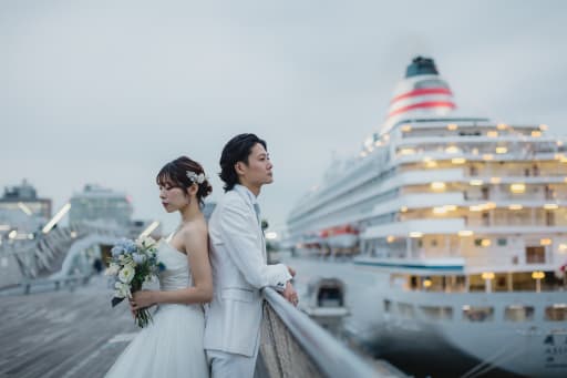 船を背景に