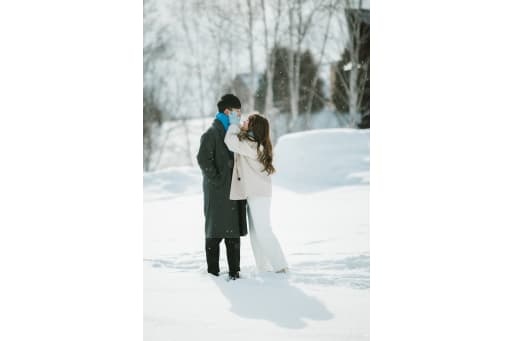 舞い散る雪の中で