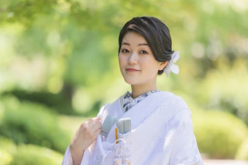 新婦様のソロショット。白無垢にブルーのコーディネートでとってもお似合いですね(^^)